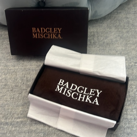 New in Box Badgley Mishka gold framed evening bag with chain and original box - Picture 11 of 11